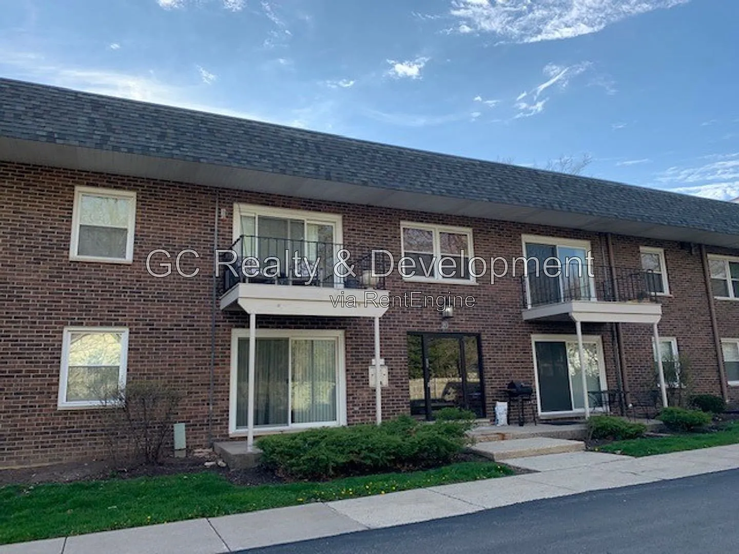2 bed, 1.0 bath, 902 sqft, $1,675 — Photo 1