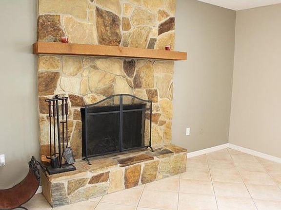 3rd image of 3028 Woodpine Ln