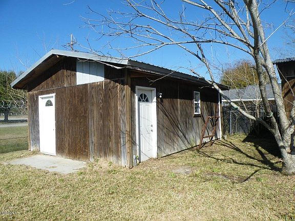 3rd image of 1446 Genevieve Dr