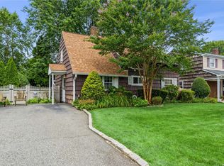 71 Squirrel Ln, Levittown, NY 11756