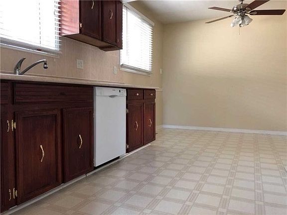 5th image of 641 Eaglemount Cres