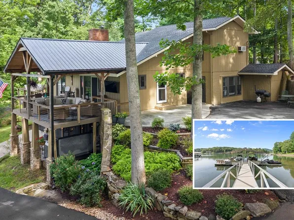 3755 Woods Creek Dr, Young Harris, GA 30582
