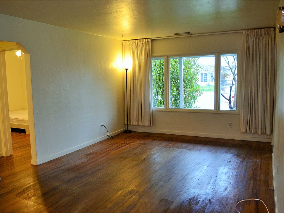 Huge Living Room w/ natural light