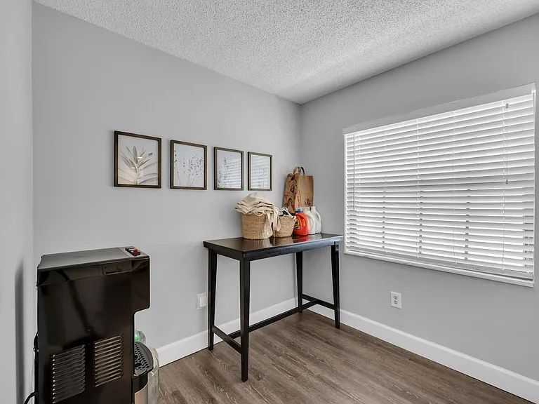 411 S Willow Ave — Photo 28