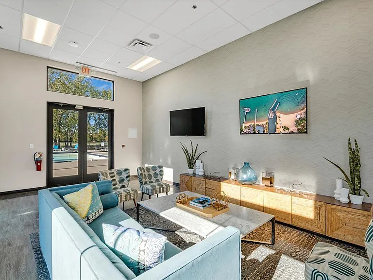 Waters Edge Apartments of Harbortown — Photo 17