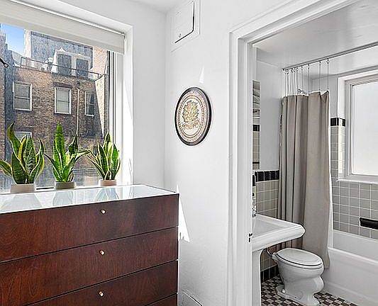 4th image of 200 W 20th St APT 303