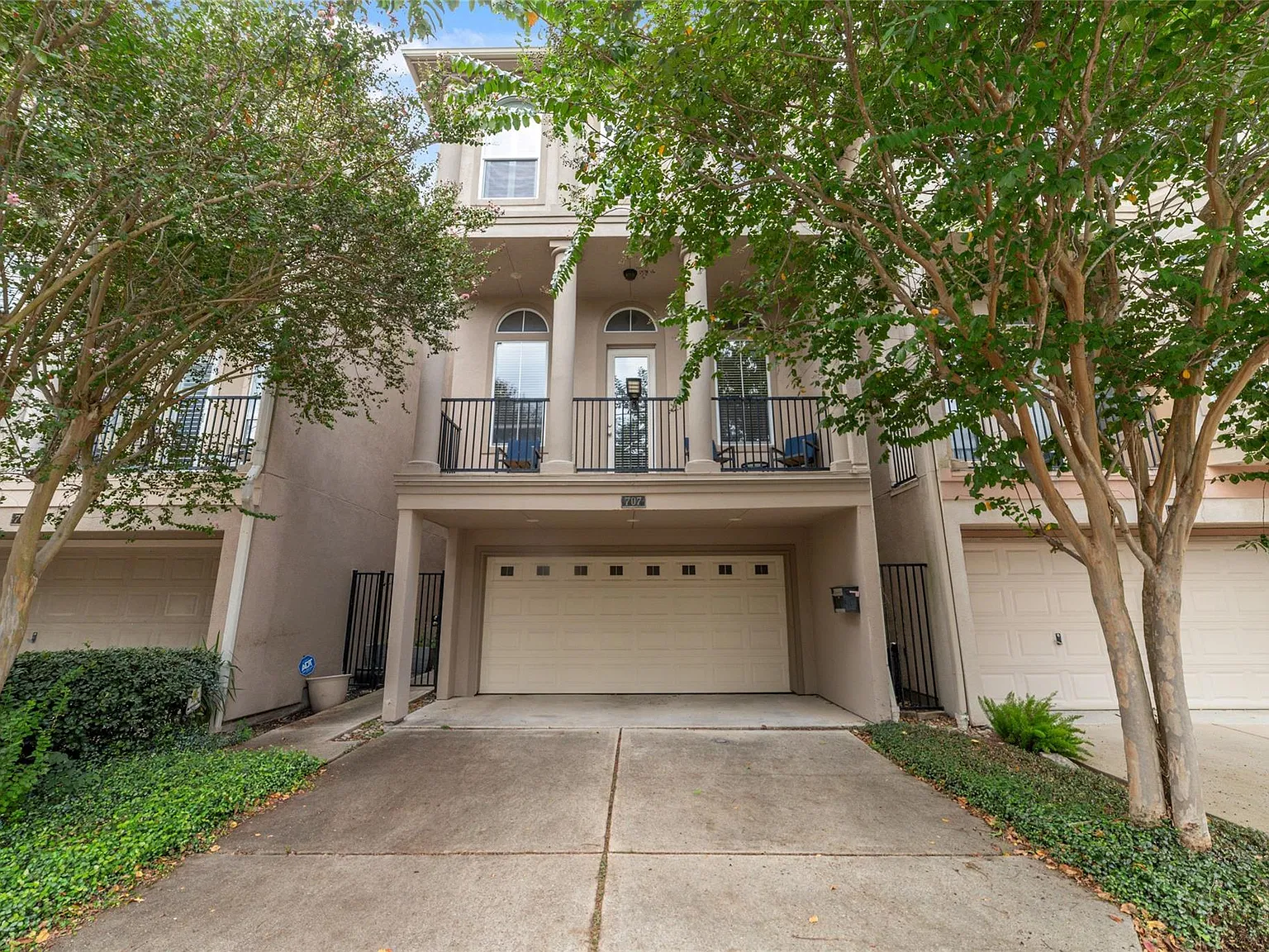 3 bed, 3.5 bath, 2997 sqft, $3,900 — Photo 1