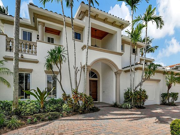 4th image of 820 NE Bay Isle Drive