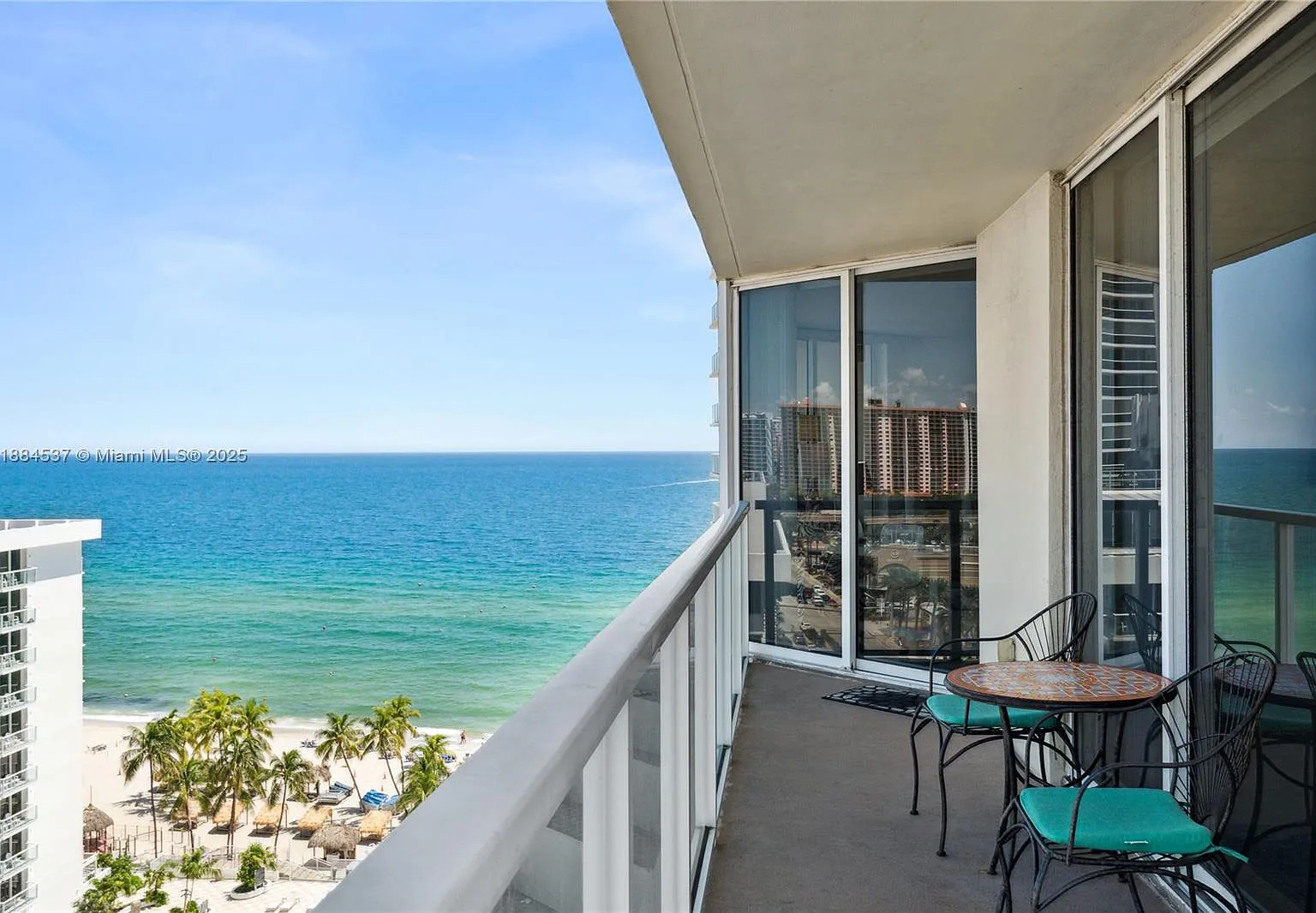 La Perla Condo — Photo 1