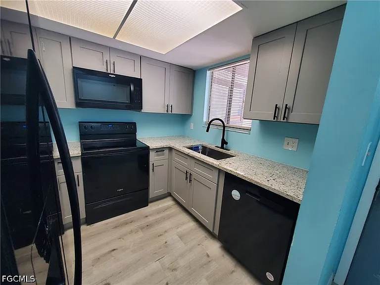 1055 Palm Ave #214 — Photo 8