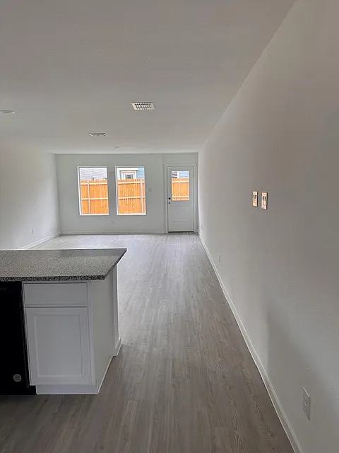 3 bed, 2.5 bath, 1376 sqft, $1,900 — Photo 4