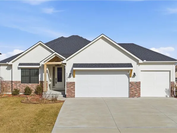 1121 SW Brookside Ct, Blue Springs, MO 64064