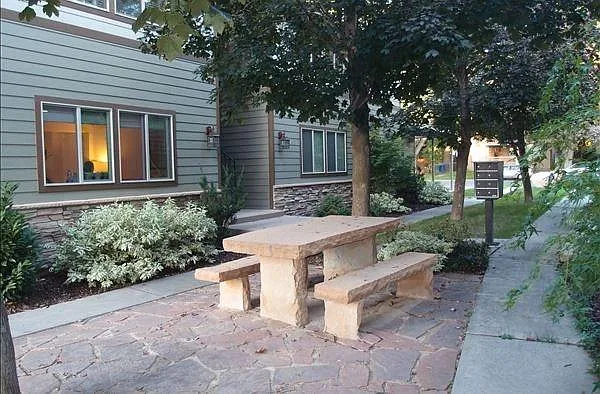 2 bed, 850 sqft, $1,690 — Photo 2