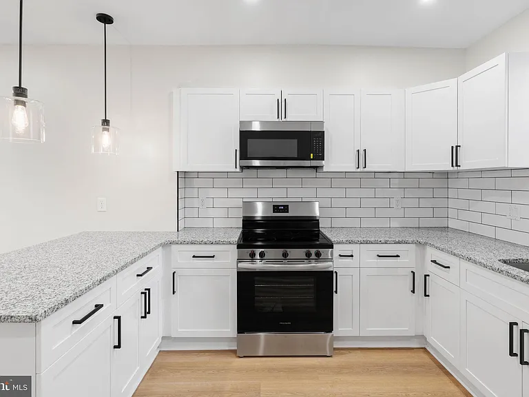 2151 E Stella St — Photo 13