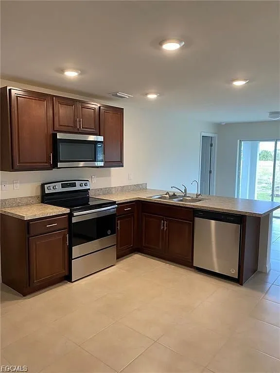 3 bed, 2.0 bath, 1400 sqft, $1,730 — Photo 2