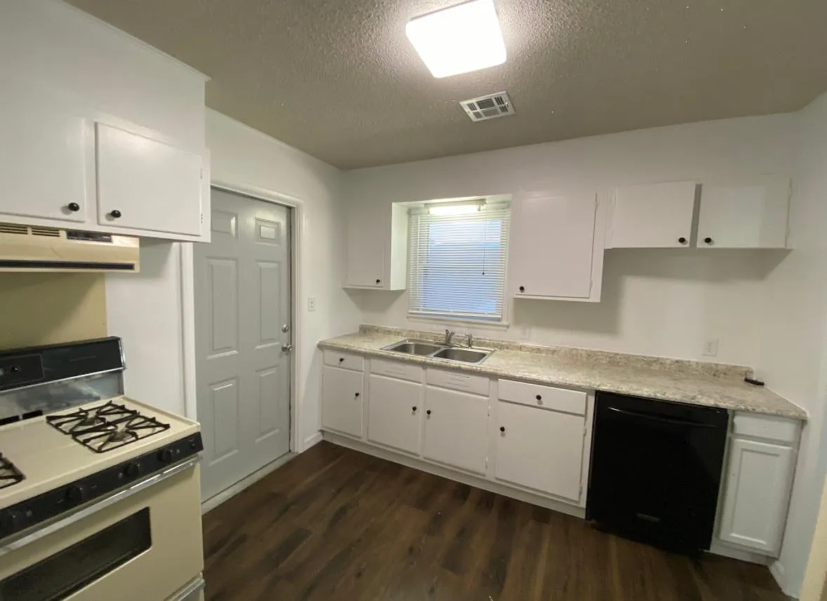 238 SE Elmhurst Ave — Photo 2