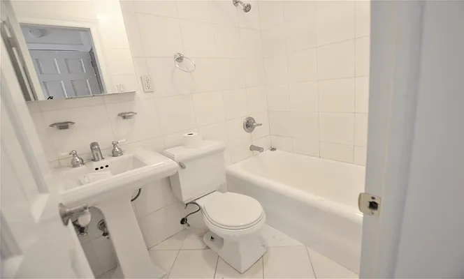 Rented by Manhattan Realty Group | media 5