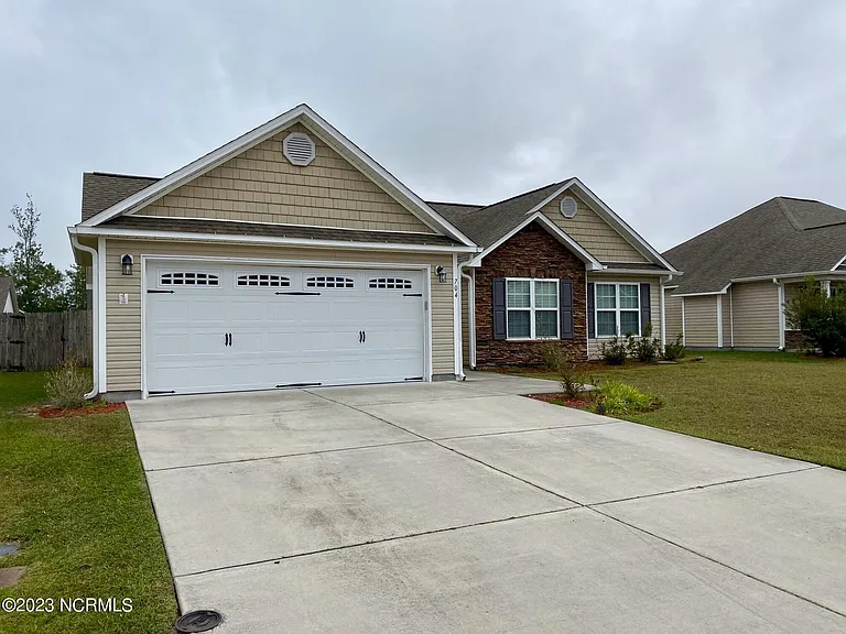 704 Radiant Dr — Photo 2