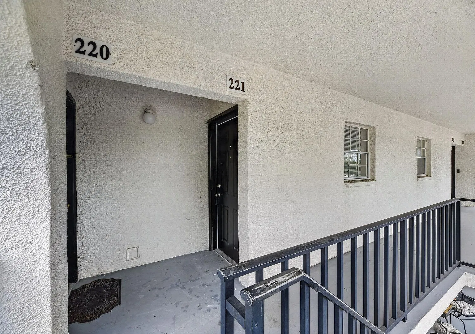 Updated 2 Bedroom Condo With A Beautiful Pool View! Russellwood Brandon — Photo 4