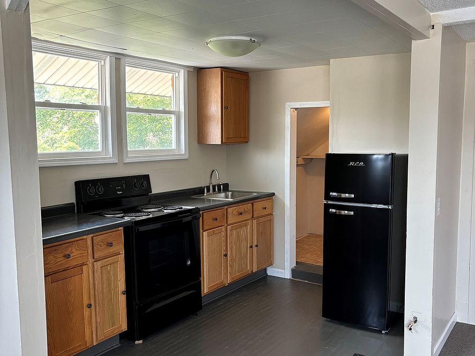 2nd image of 215-217 W Bryan St #219