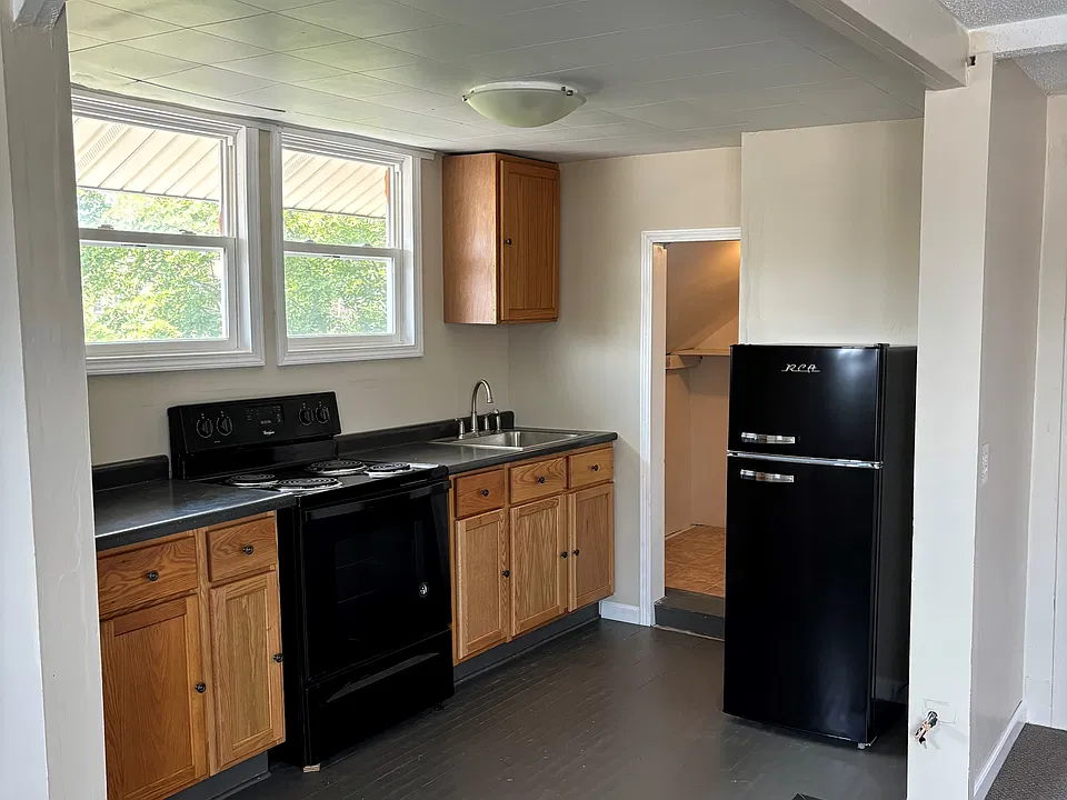 215-217 W Bryan St #219