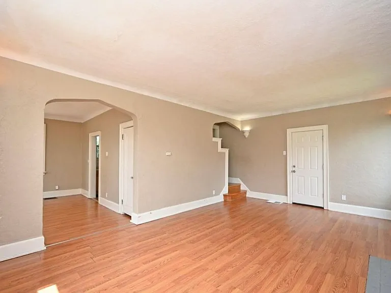 1011 Kreis Ln — Photo 2