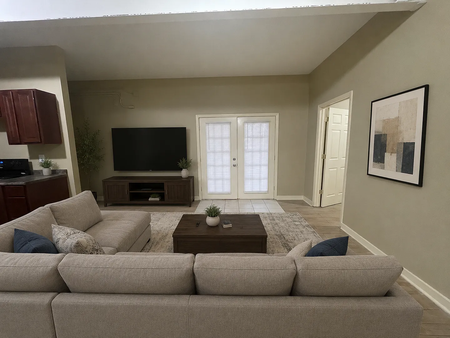 Adorable 2 Bedroom 1 Bath Apartment.Located in the Cotswold Area — Photo 2
