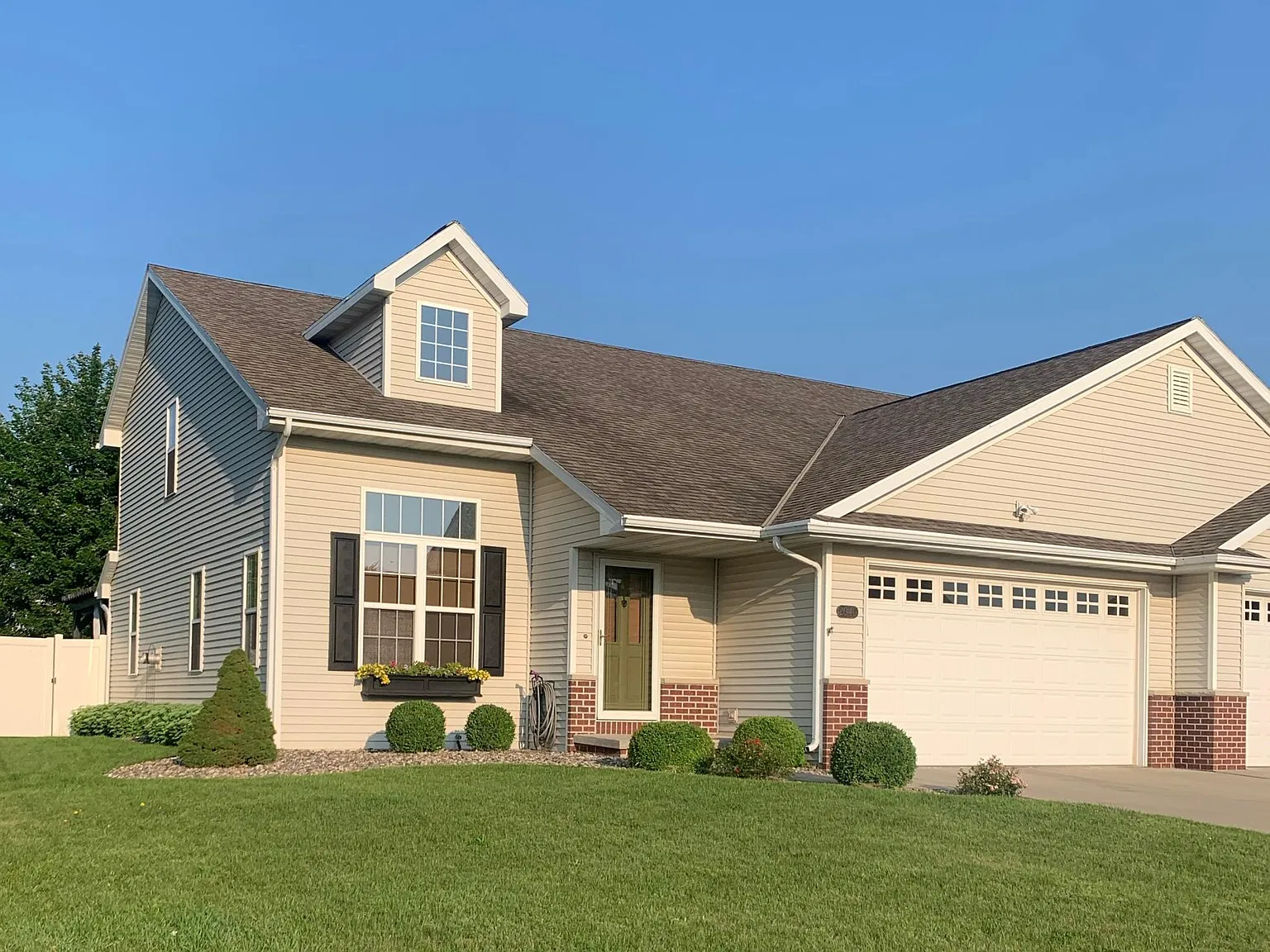 River Point Ct, De Pere — Photo 1