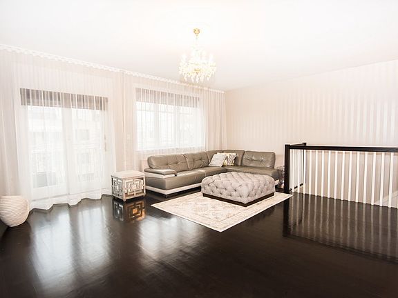 2nd image of 2542 W 15th St #2C