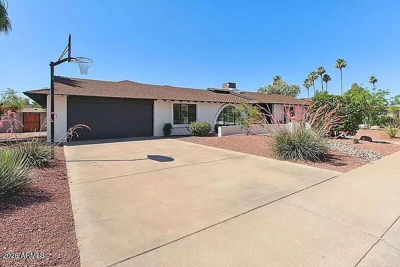 5 bed, 3.0 bath, 2586 sqft, $4,600 — Photo 4