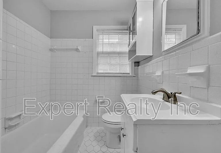 920 Parkway Dr — Photo 16