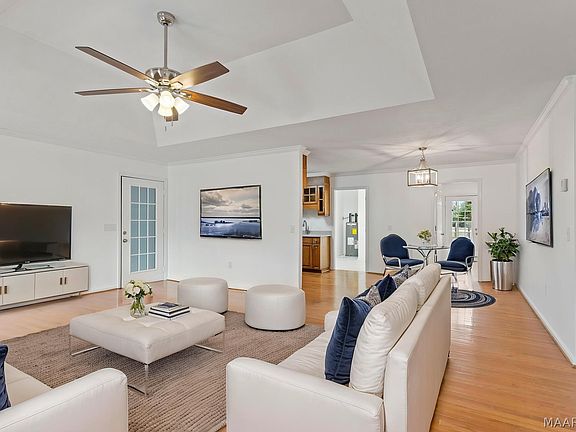 4th image of 615 Maple St