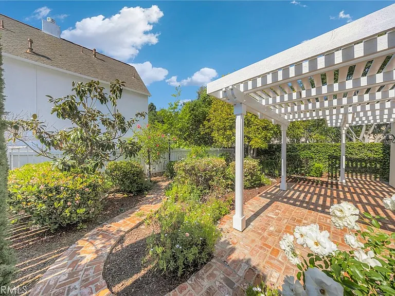 2 Gardengate Ln — Photo 37