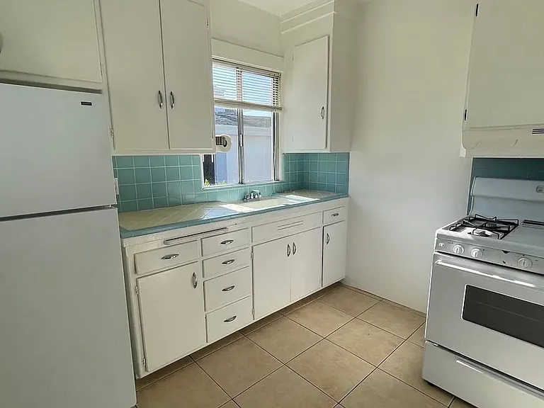 1624 Macarthur Blvd — Photo 2