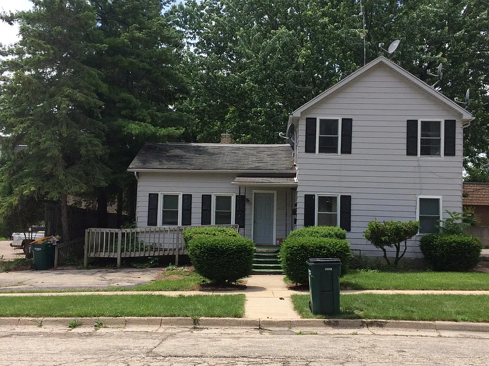 Tri-plex. Renting second story.