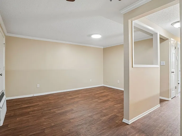 Lorinda Apartments — Photo 31