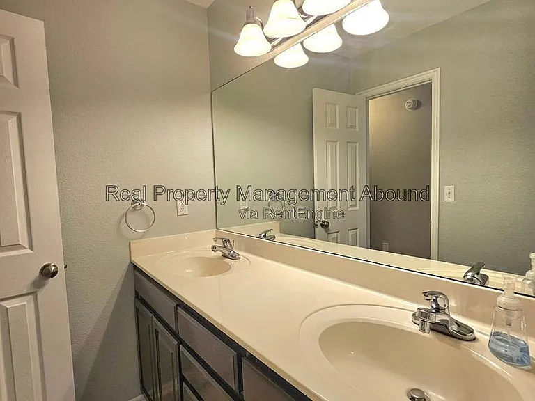 809 W Granger St — Photo 32