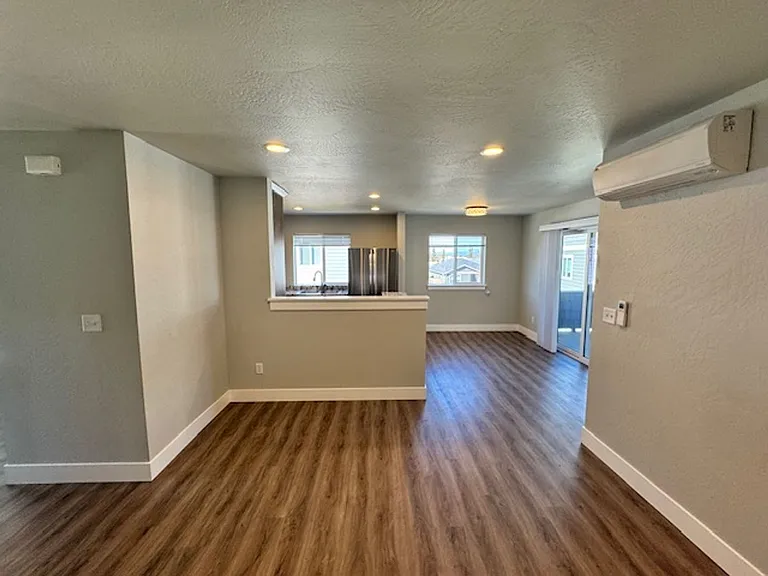 405-415 E Rapp Rd — Photo 5