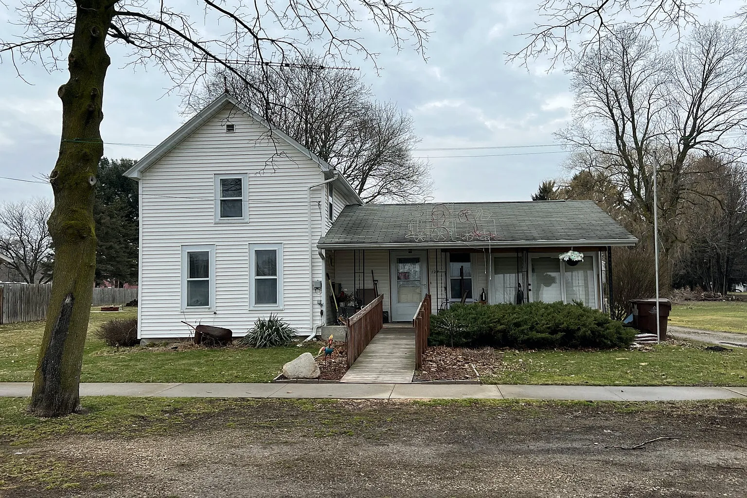 127 E Elm St photo 1
