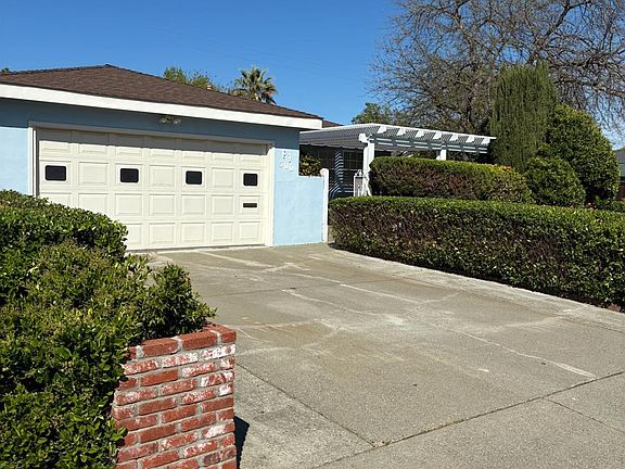 2nd image of 300 Begonia Boulevard