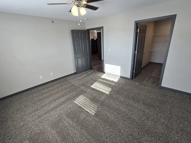 College Village — Photo 33
