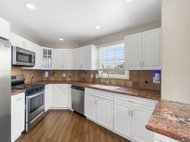 748 Isthmus Ct — Photo 17