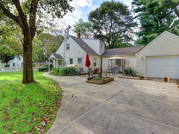3rd image of 76 Maplewood Dr