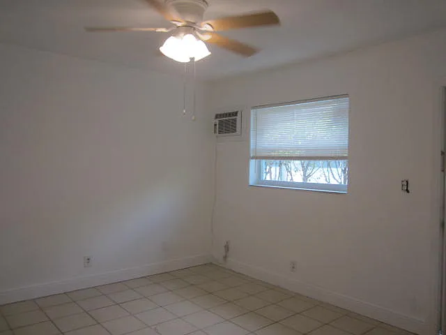 313 SE 10th Ave #3 — Photo 5