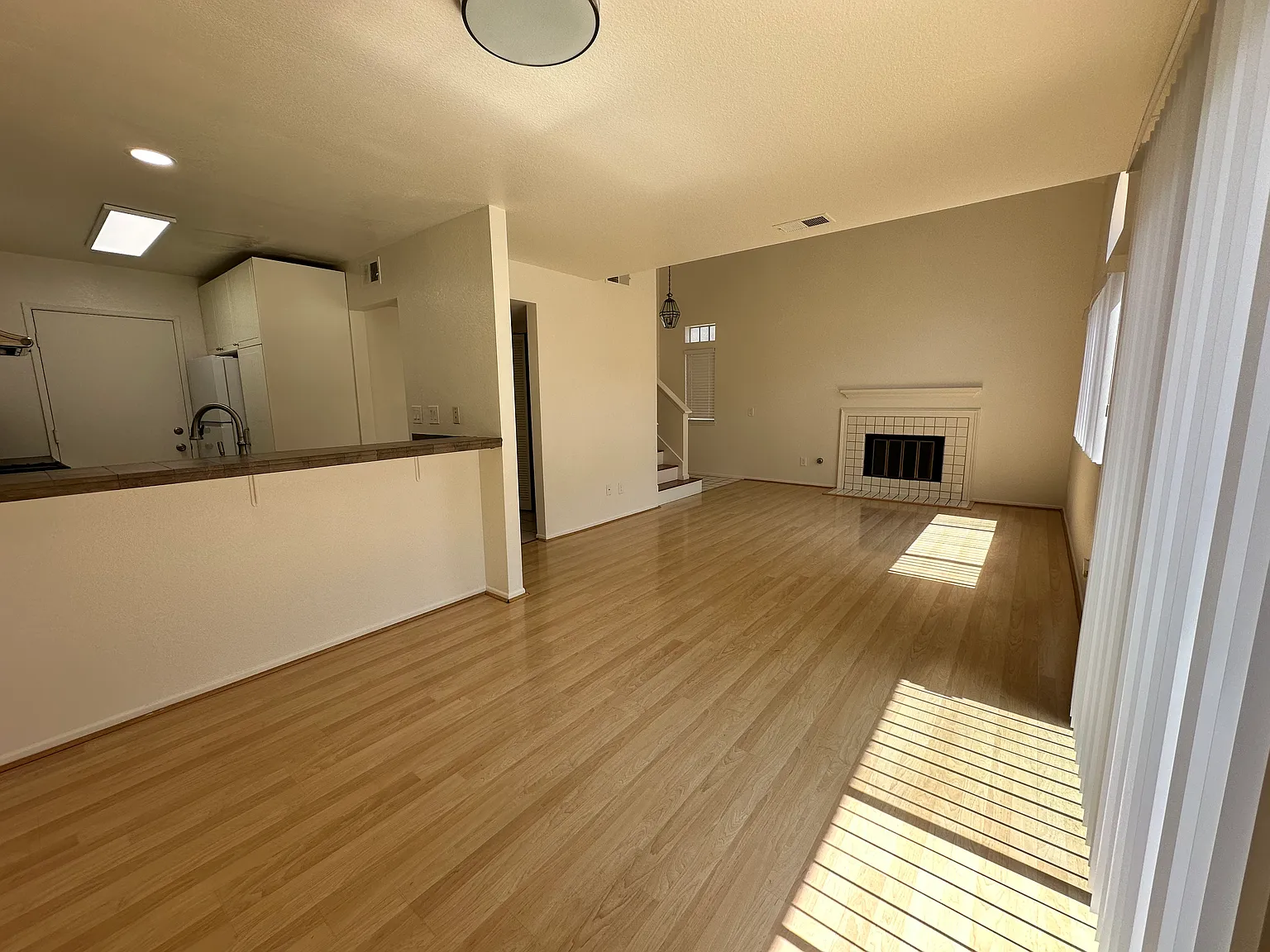 3 bed, 2.5 bath, 1227 sqft, $3,300 — Photo 3