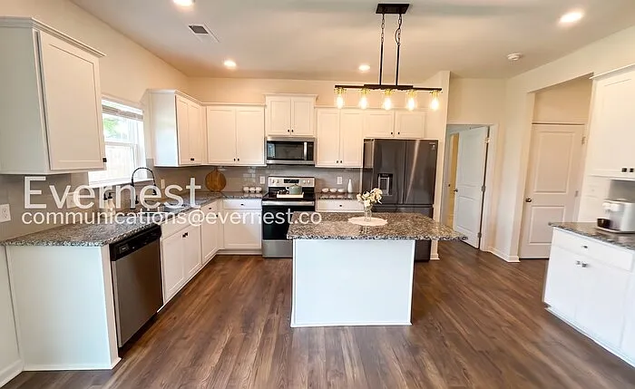 5 bed, 5.0 bath, 3411 sqft, $3,095 — Photo 3