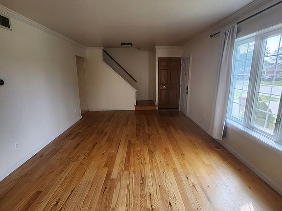 3rd image of 30462 Westmore Dr