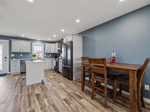 5933 Troy Mills Rd, Coggon, IA 52218