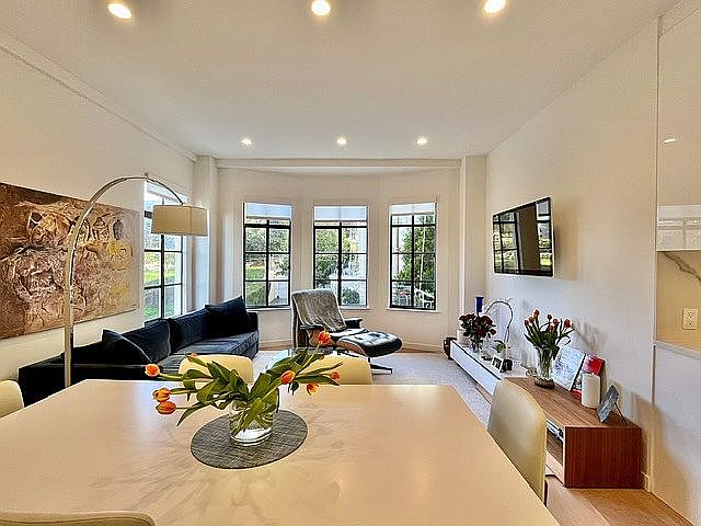 Living room/Dining area