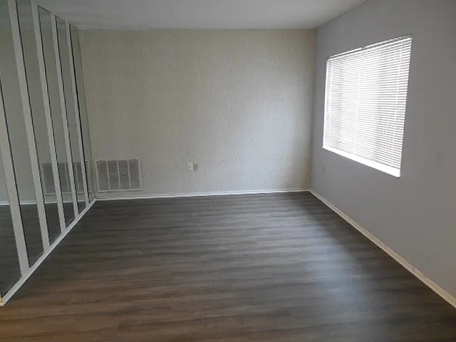 13102 Pembrook Ct — Photo 4